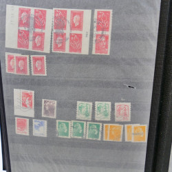 Lot massif de timbres de France oblitérés en 12 albums.