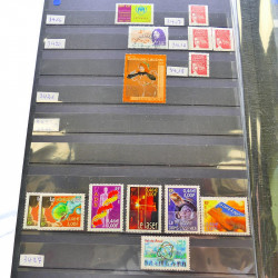 Lot massif de timbres de France oblitérés en 12 albums.