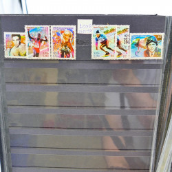 Lot massif de timbres de France oblitérés en 12 albums.