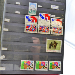 Lot massif de timbres de France oblitérés en 12 albums.