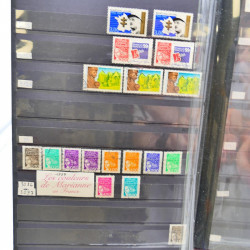 Lot massif de timbres de France oblitérés en 12 albums.
