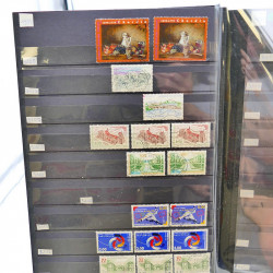 Lot massif de timbres de France oblitérés en 12 albums.