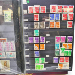 Lot massif de timbres de France oblitérés en 12 albums.