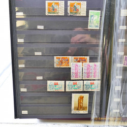 Lot massif de timbres de France oblitérés en 12 albums.