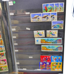 Lot massif de timbres de France oblitérés en 12 albums.