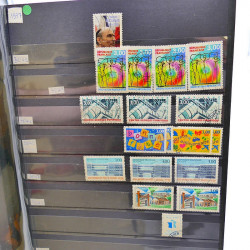 Lot massif de timbres de France oblitérés en 12 albums.