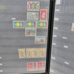 Lot massif de timbres de France oblitérés en 12 albums.