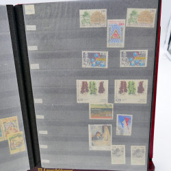 Lot massif de timbres de France oblitérés en 12 albums.