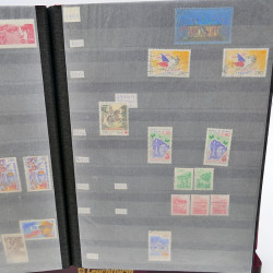 Lot massif de timbres de France oblitérés en 12 albums.