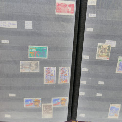 Lot massif de timbres de France oblitérés en 12 albums.