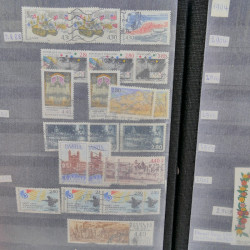 Lot massif de timbres de France oblitérés en 12 albums.
