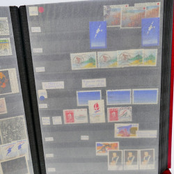 Lot massif de timbres de France oblitérés en 12 albums.