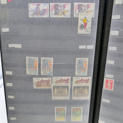 Lot massif de timbres de France oblitérés en 12 albums.