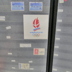 Lot massif de timbres de France oblitérés en 12 albums.