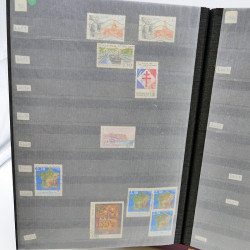 Lot massif de timbres de France oblitérés en 12 albums.