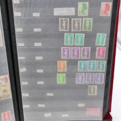 Lot massif de timbres de France oblitérés en 12 albums.