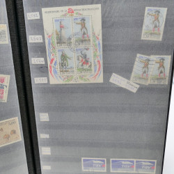 Lot massif de timbres de France oblitérés en 12 albums.