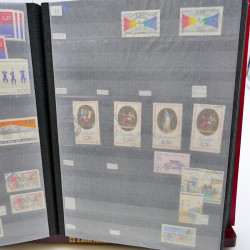 Lot massif de timbres de France oblitérés en 12 albums.