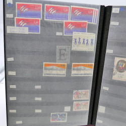 Lot massif de timbres de France oblitérés en 12 albums.