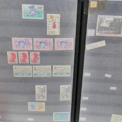 Lot massif de timbres de France oblitérés en 12 albums.