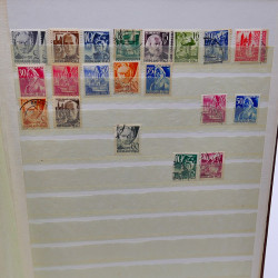 Lot massif de timbres de France oblitérés en 12 albums.