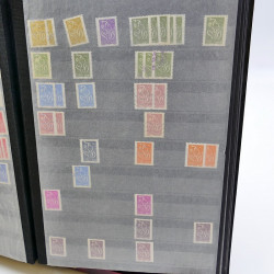 Lot massif de timbres de France oblitérés en 12 albums.