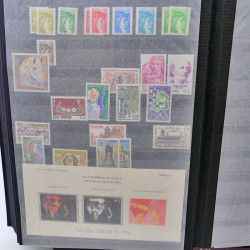 Lot massif de timbres de France oblitérés en 12 albums.