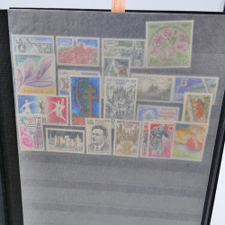 Lot massif de timbres de France oblitérés en 12 albums.