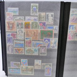 Lot massif de timbres de France oblitérés en 12 albums.