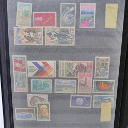 Lot massif de timbres de France oblitérés en 12 albums.