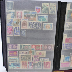 Lot massif de timbres de France oblitérés en 12 albums.