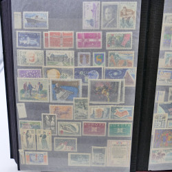 Lot massif de timbres de France oblitérés en 12 albums.