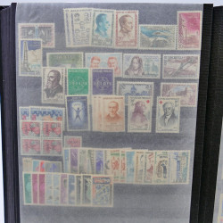 Lot massif de timbres de France oblitérés en 12 albums.