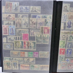 Lot massif de timbres de France oblitérés en 12 albums.