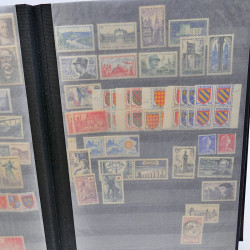 Lot massif de timbres de France oblitérés en 12 albums.