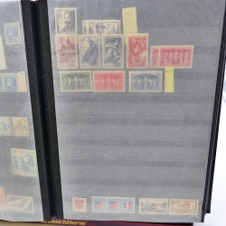 Lot massif de timbres de France oblitérés en 12 albums.