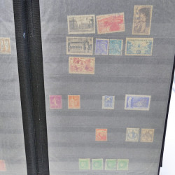 Lot massif de timbres de France oblitérés en 12 albums.