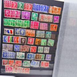 Lot massif de timbres de France oblitérés en 12 albums.