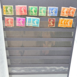 Lot massif de timbres de France oblitérés en 12 albums.