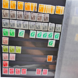 Lot massif de timbres de France oblitérés en 12 albums.