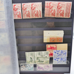 Lot massif de timbres de France oblitérés en 12 albums.