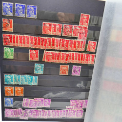 Lot massif de timbres de France oblitérés en 12 albums.