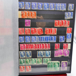 Lot massif de timbres de France oblitérés en 12 albums.