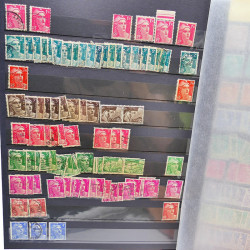 Lot massif de timbres de France oblitérés en 12 albums.