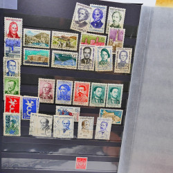 Lot massif de timbres de France oblitérés en 12 albums.