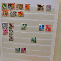 Lot massif de timbres de France oblitérés en 12 albums.