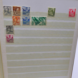 Lot massif de timbres de France oblitérés en 12 albums.