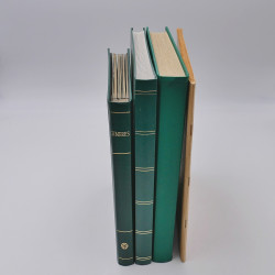 Lot de classeurs et album pour timbres-poste.