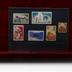 Lot de timbres France et Monde à trier en un carton en bois.