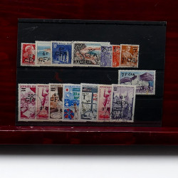 Lot de timbres France et Monde à trier en un carton en bois.